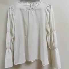 ホワイト フレア袖 フリル襟ブラウス