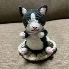 猫リボン付きあみぐるみ黒白ハチワレ　お手入れ中ニャン♪