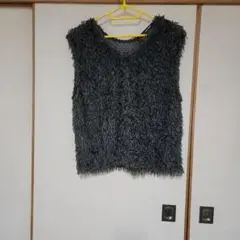 グレーのファー風ノースリーブベスト