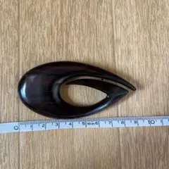 木製ダークブラウンオーバル型ブローチ