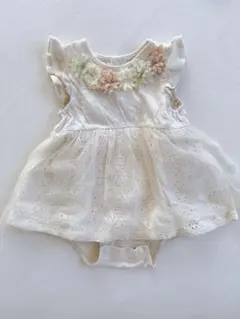 プティマイン ホワイト 花刺繍 フリルロンパース