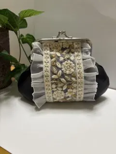 インド刺繍リボンと黒色フェイクレザーのがま口ポーチ