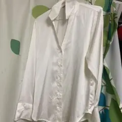 ホワイト長袖シャツ　サテン素材　H &Ｍ　値下げ！