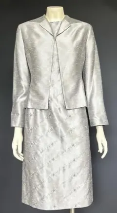 シルバー ワンピーススーツ 襟付きジャケット