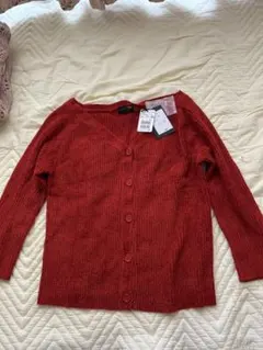 赤いリブ編みボタン付きカーディガン