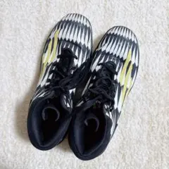 adidas バスケットボールシューズ ハイカット ブラック/ホワイト/イエロー