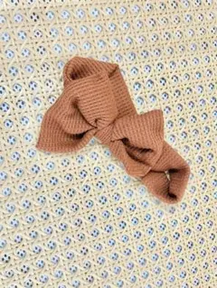 ブラウンリボン型ニットヘアバンド