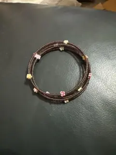 小花付きブラウンビーズブレスレット