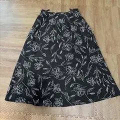 美品　NATURAL BEAUTY BASIC フレアスカート 花柄 黒 S