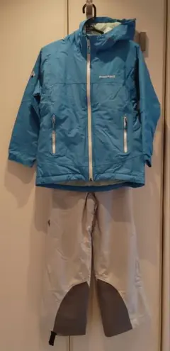 mont-bell 子ども用スノースポーツウェア 水色ウェア×薄いグレー調パンツ