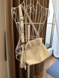 ホワイトタッセル付きショルダーバッグ