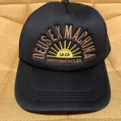DEUS EX MACHINA 刺繍トラッカーキャップ