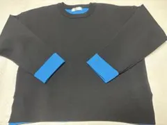 黒と青のカジュアルトレーナー