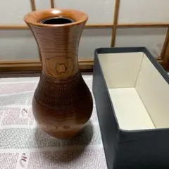 ダークブラウン花瓶 花の彫刻付き - メルカリ