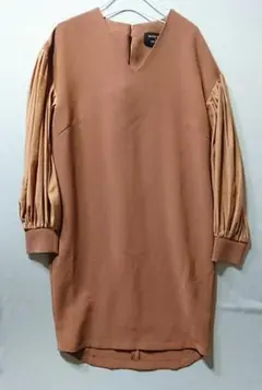 美品【ユナイテッドトウキョウ】後ろリボン装飾★Vネック&シアースリーブワンピース