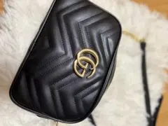 ブラックショルダーバッグ ゴールドロゴ