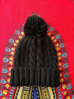 ケーブル編み ポンポン付きニットキャップ