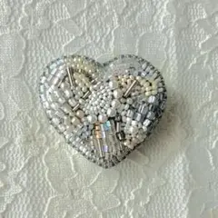 ビーズ刺繍 ブローチ ハート シルバー×ホワイト 1点物 ハンドメイド
