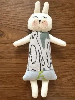 す*ん様 ハンドメイド　人形　ミナペルホネン　ドールチャーム　ミニチュア　手作り ︎︎⚮̈ミナペルホネンハンドメイド⚮̈お散歩ネコちゃん
