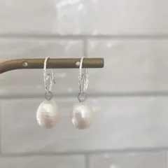 521 大粒淡水パール　くるりんフックピアス　シルバーフィルド