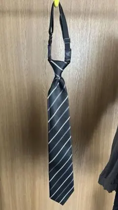 【新品】キッズ用　黒と白ストライプ ネクタイ