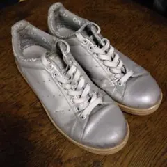 adidas シルバー スニーカー