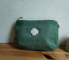 グリーンの生地　ダーニング刺繍　ぷっくりファスナーポーチ　ハンドメイド