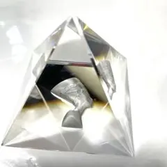 幸福の科学 中国正心館 ピラミッド型ペーパーウェイト - メルカリ