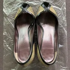 【最終お値下げ】銀座かねまつ 黒エナメルxクロコ ツートンパンプス 23.5㎝のサムネイル