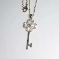 ネックレス　ペンダント　鍵型 クローバー キー ゴールド ラインストーン 四つ葉