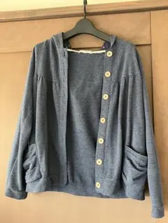 フード付きダークブルーパーカー