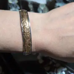花柄彫刻の金属製バングル