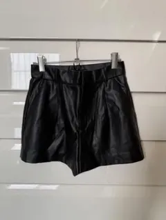 ZARA 黒 レザー ショートパンツ