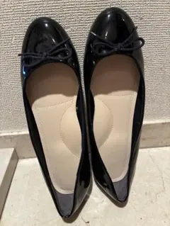 黒 エナメル リボン付きバレエシューズ