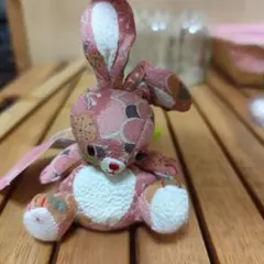ちりめん生　着物　生地柄ウサギのぬいぐるみ ストラップ付き　新品