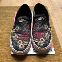 Nike 花柄 スリッポン