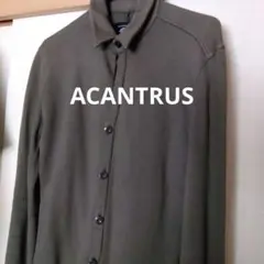 オリーブグリーン色ボタン付きシャツ