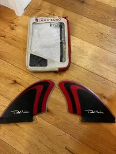 MACHADO サーフボードフィン 黒と赤 ケース付き