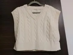 アイボリー ケーブル編み Vネック ニットベスト