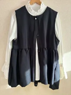しまむら　ジレ（黒or紺）　とフリル白ブラウス