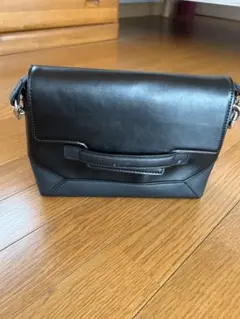 ブラックレザーショルダーバッグのサムネイル