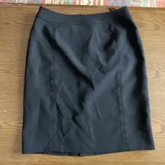 黒いタイトスカート ひざ丈 後ろファスナー 後ろスリット入り