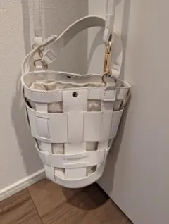 a.v.v ホワイト 編み込み ショルダーバッグ