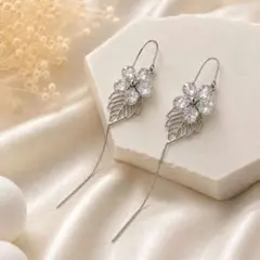 高級感あふれるラインストーンフラワー チェーンピアス シルバー