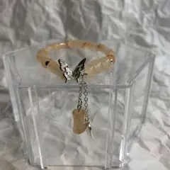 バタフライチャーム付きガラスビーズブレスレット