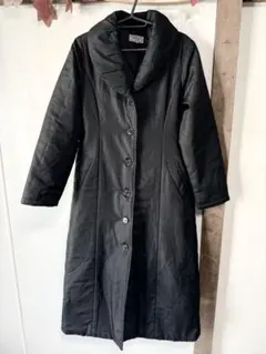 黒いロングコート 大きな襟付き