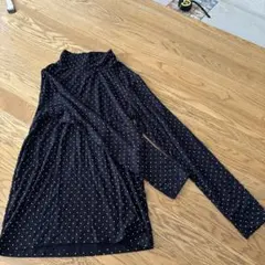 黒と水色のドット柄ハイネック長袖シャツ