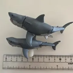 ガチャ　可動式グレーサメフィギュア ２体