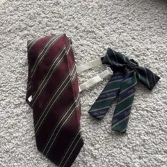 リボン緑　ネクタイ赤