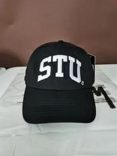 新品 STUSSY STUロゴ ブラックベースボールキャップ 男女兼用 - メルカリ